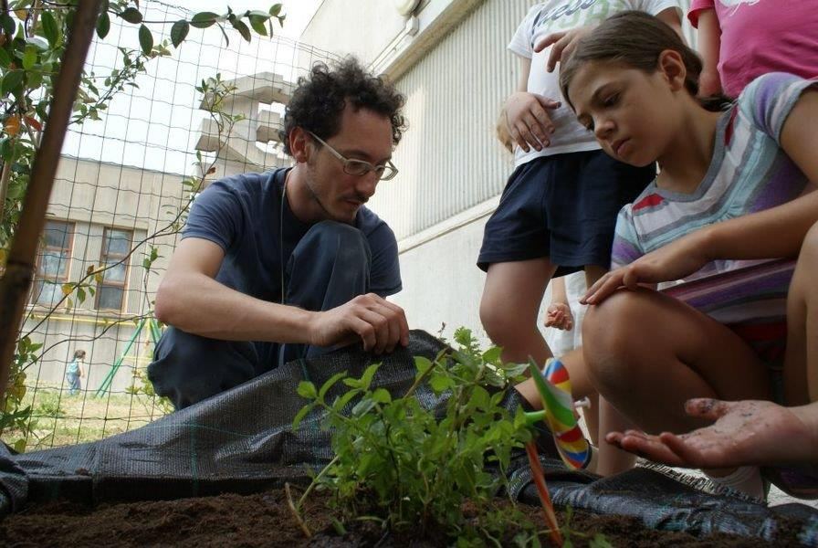 Laboratorio di giardinaggio con i bambini: messa a dimora di una pianta